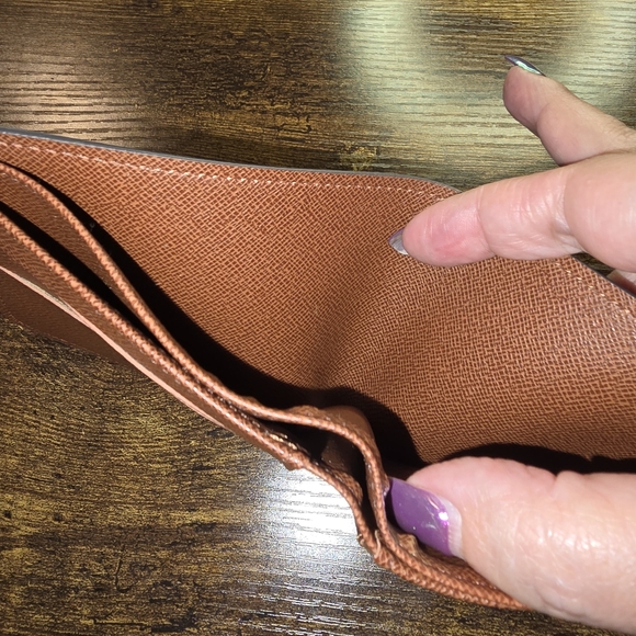 EUC Louis Vuitton mens bi fold wallet - Picture 9 of 10